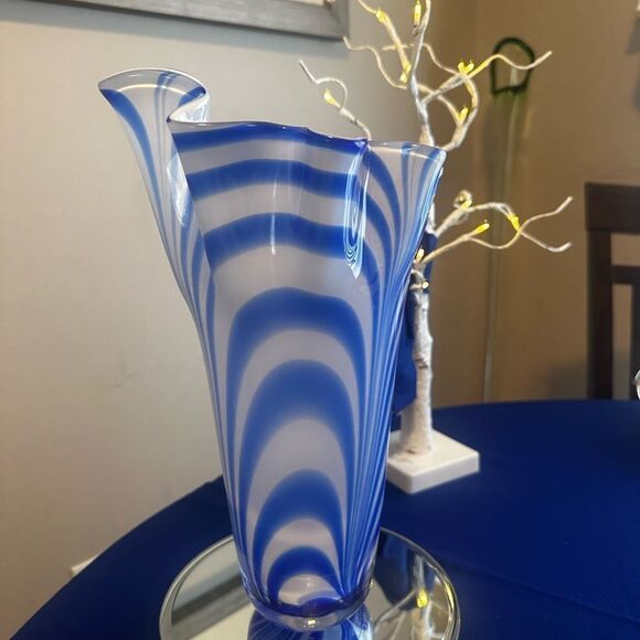 Gorgeous blue white swirl Murano style handkerchief ruffle ribbon vase! - Picture 2 of 7